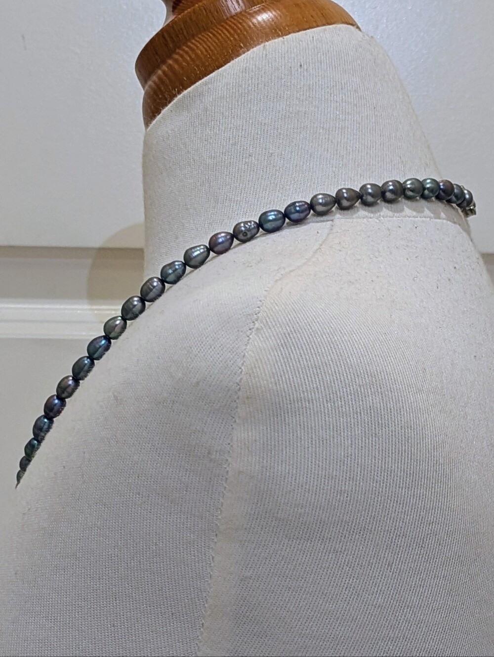 GUC Genuine Black Tahitian Circle Pearl Strand Necklace with Box Clasp - Picture 4 of 8